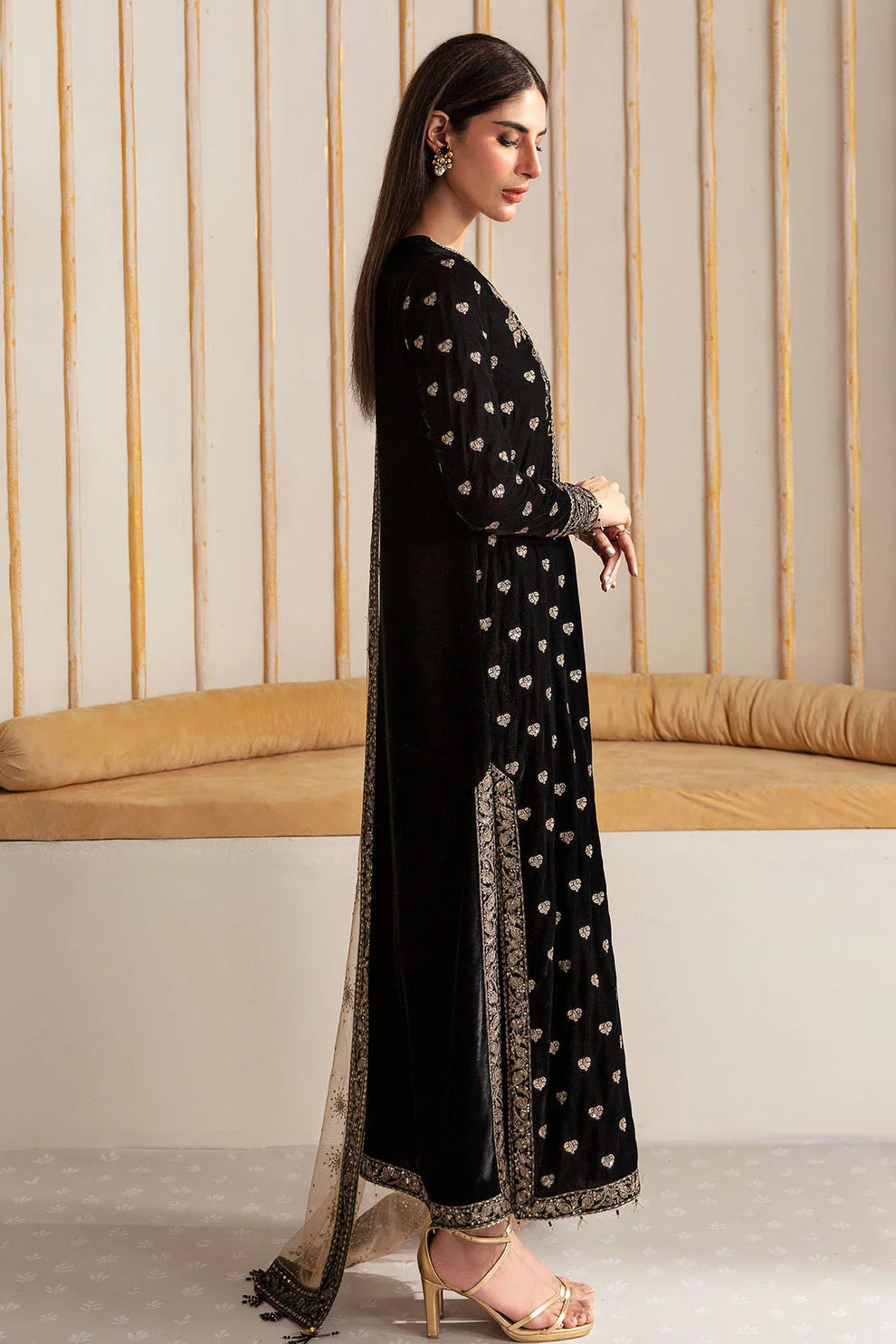 3PCs Embroidered Velvet Dress With Embroidered Organza Dupatta - 1027