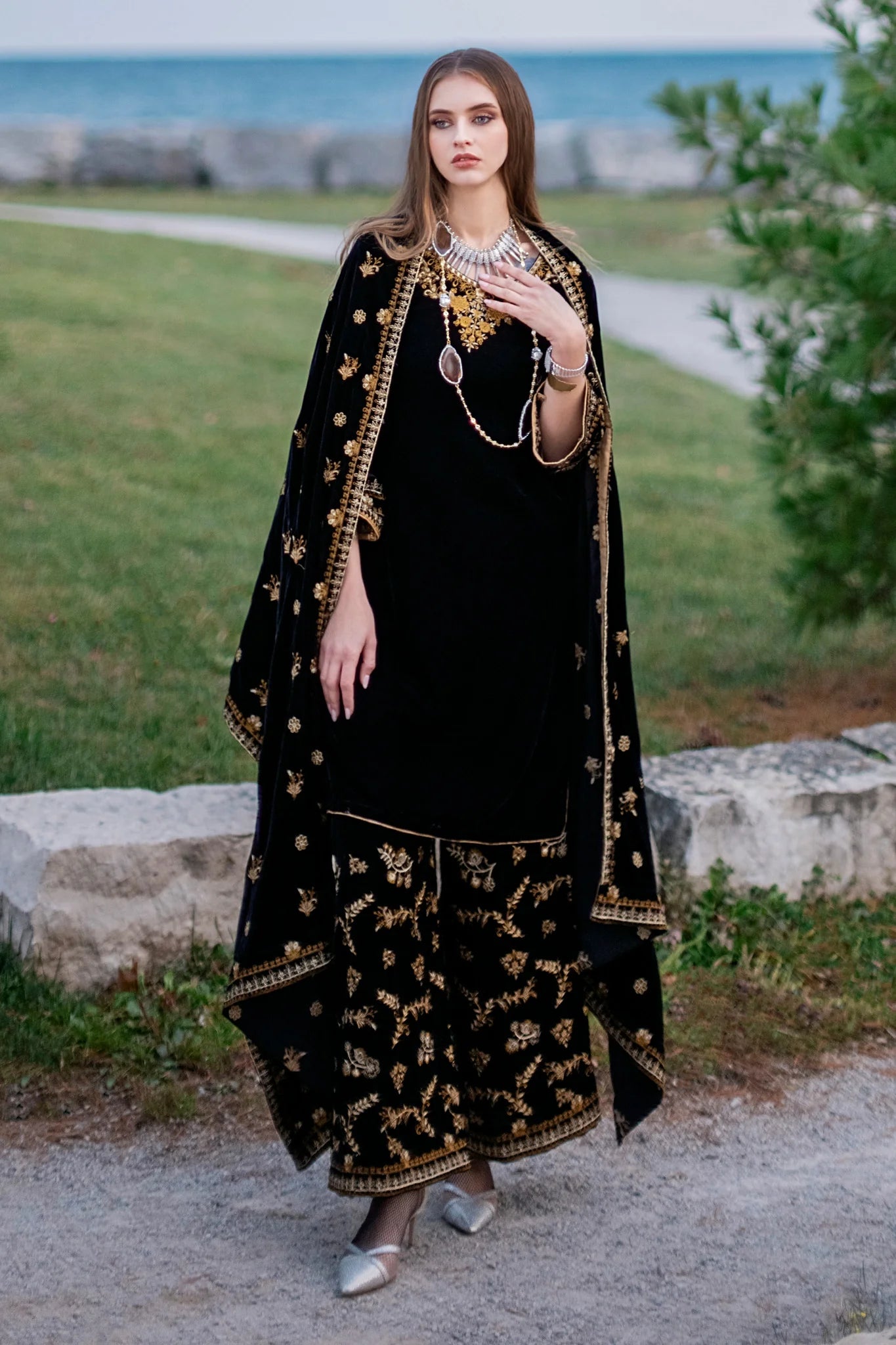 Embroidered Velvet 3-Piece Dress with Velvet Shawl - 1004